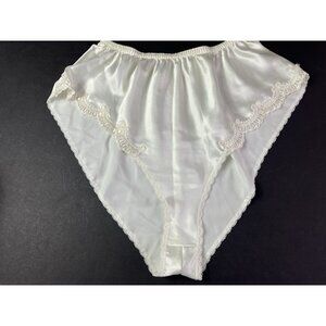 LUCIE ANN II Silky Cream Colored High Rise Lace Shorts Size L 24 - 34 Waist